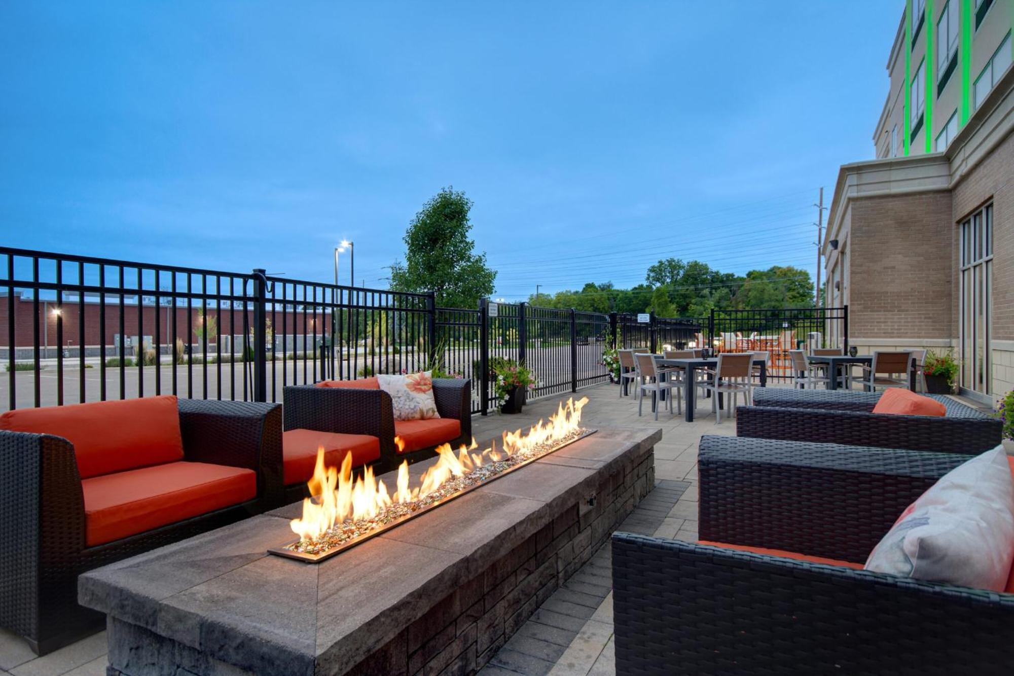 Holiday Inn Grand Rapids North - Walker By Ihg Exterior photo